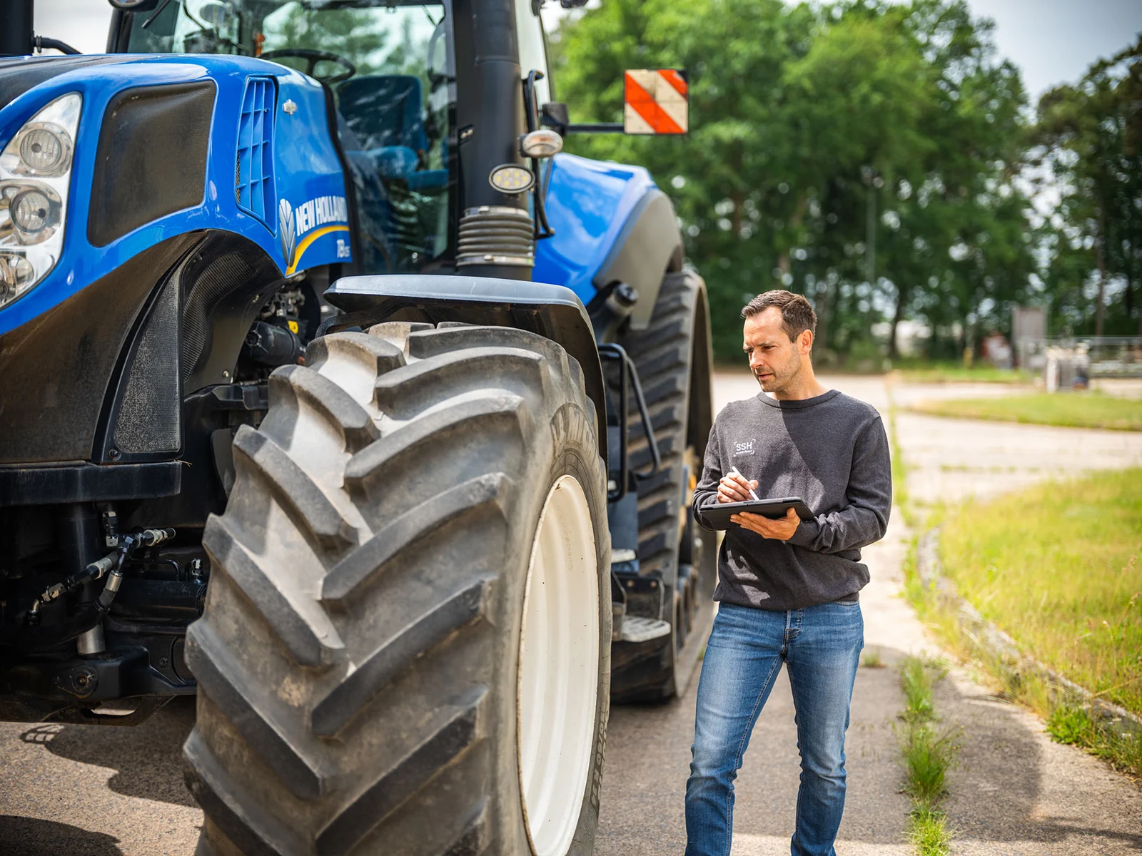 Landwirtschaftliche Fahrzeuge bei der Begutachtung